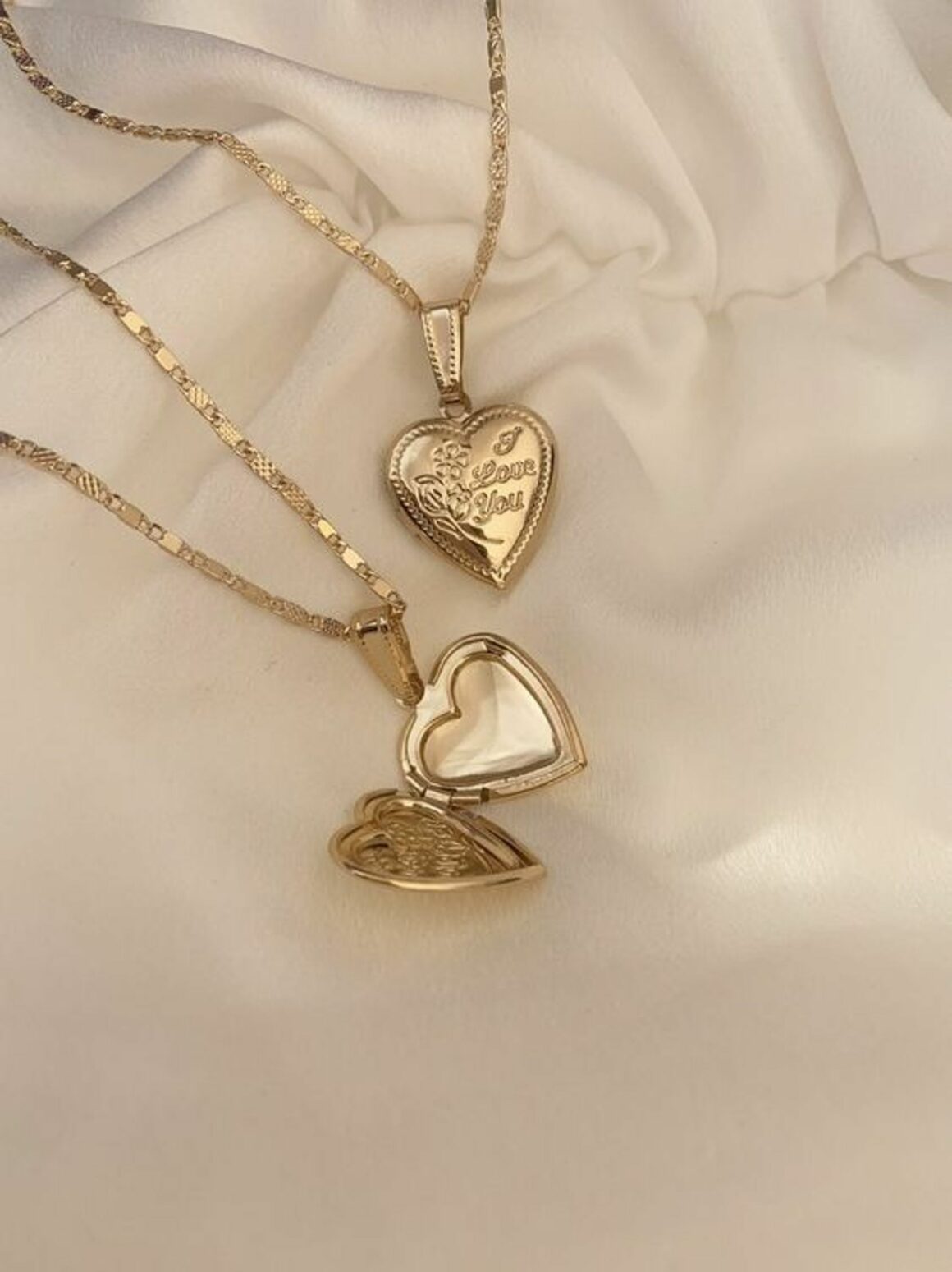 Pendant Vs Necklace Vs Locket: What is the Difference?